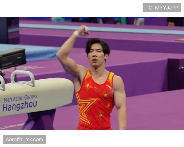 张博恒上场冷酷霸气，下了场穿拖鞋拎菜篮子——有钱人演邻家小哥？